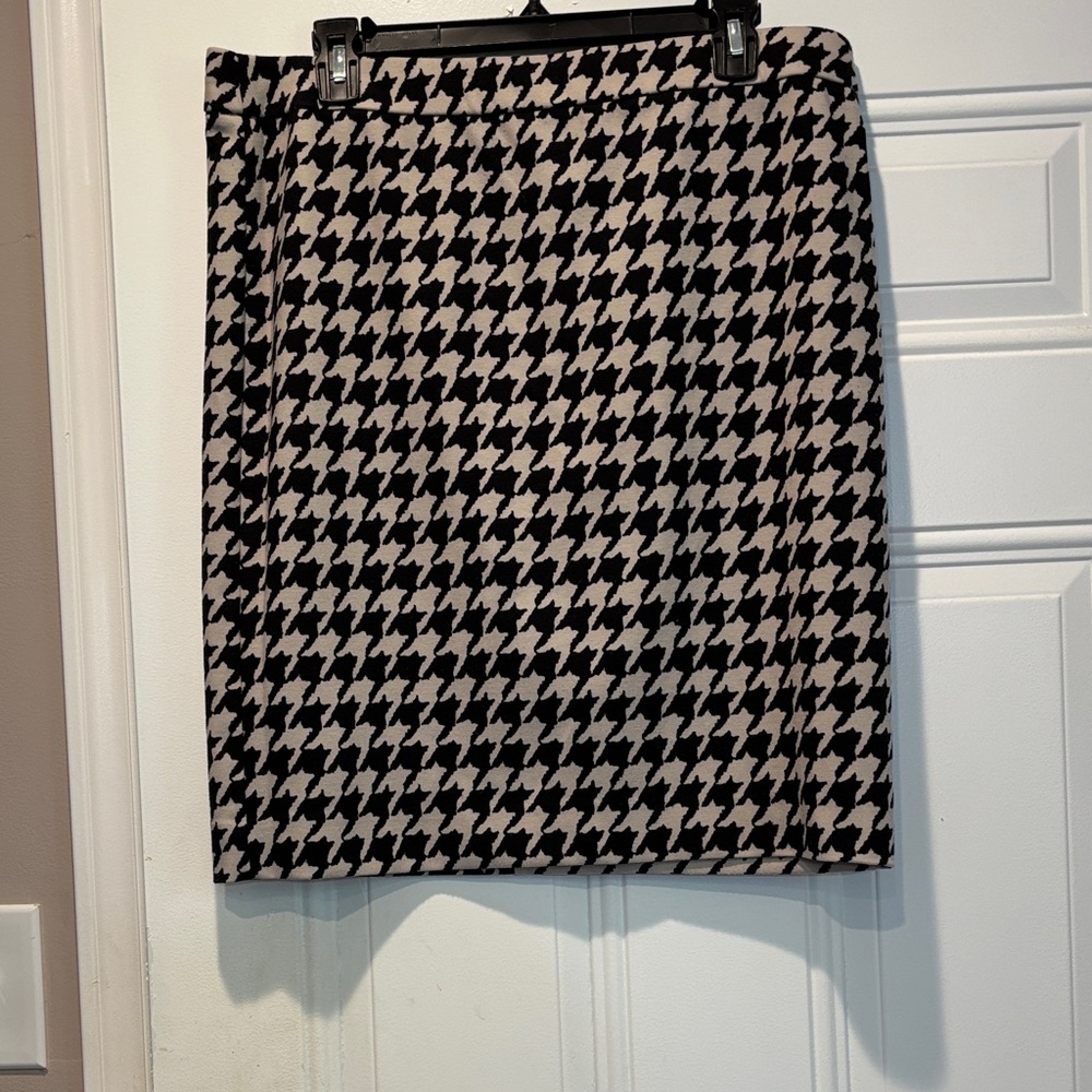 Elle Black and cream Houndstooth Pencil Skirt. Size 14
